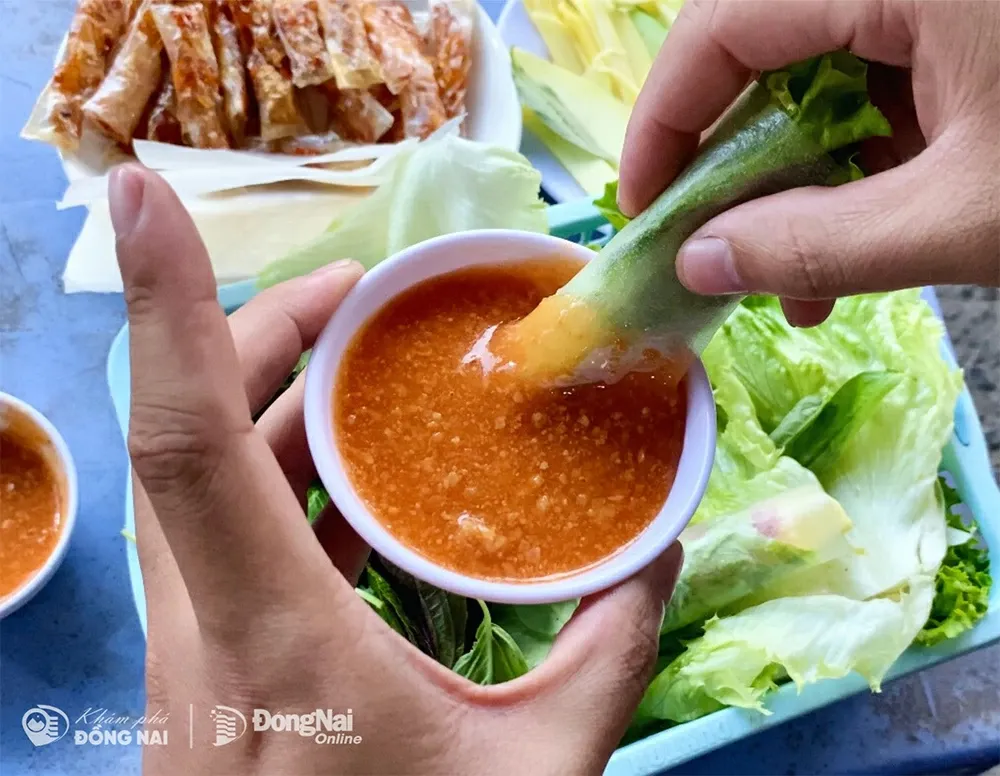 Chả lụi nướng nóng hổi tại quán Minh Anh Biên Hòa, Đồng Nai sẵn sàng phục vụ thực khách